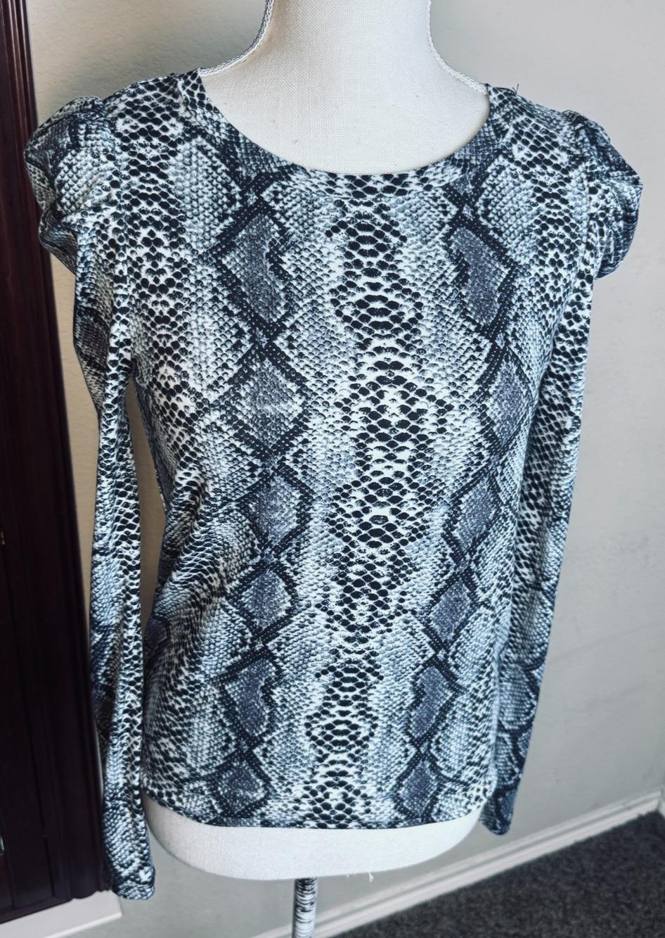 BB Dakota Snake Print Shirt Top Gray Long sleeve sz XS puff shoulders stretch